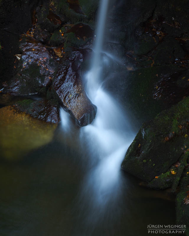 Kleiner Wasserfall mit Felsen in der Stillensteinklamm