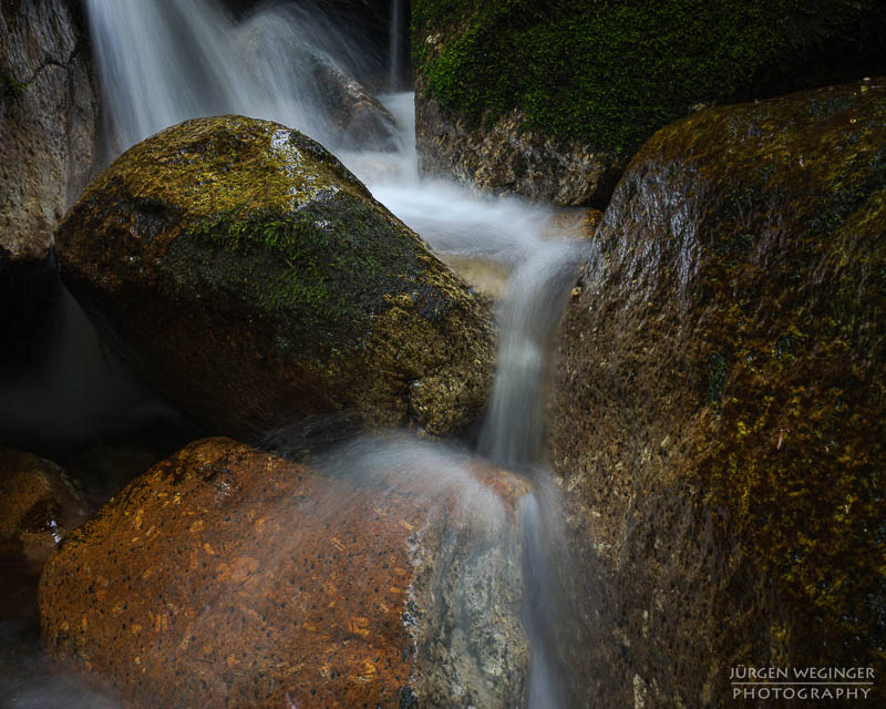 Kleiner Wasserfall mit Felsen in der Stillensteinklamm