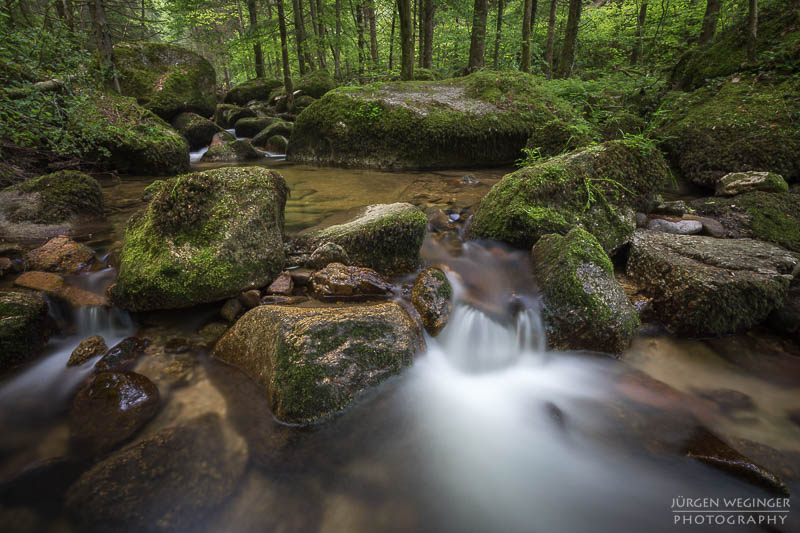 Kleiner Wasserfall in einem Waldgebiet der Stillensteinklamm