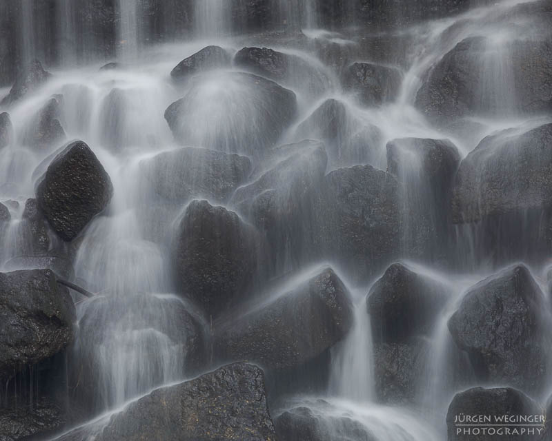 Wasserfall mit dunklen Felsen