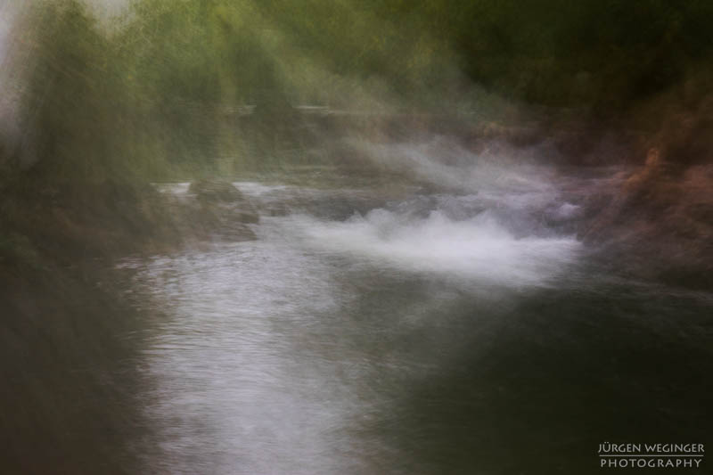 wasserfallfotografie, Langzeitbelichtung, Naturfotografie, Flusslandschaft, düstereslicht, Naturschönheit, dunklestimmung, wasserfallabenteuer, langzeitbelichtungskunst, flussidylle, wasserfallmagie, naturliebe, wasserfallerkundung, dramatischenatur, wischbild