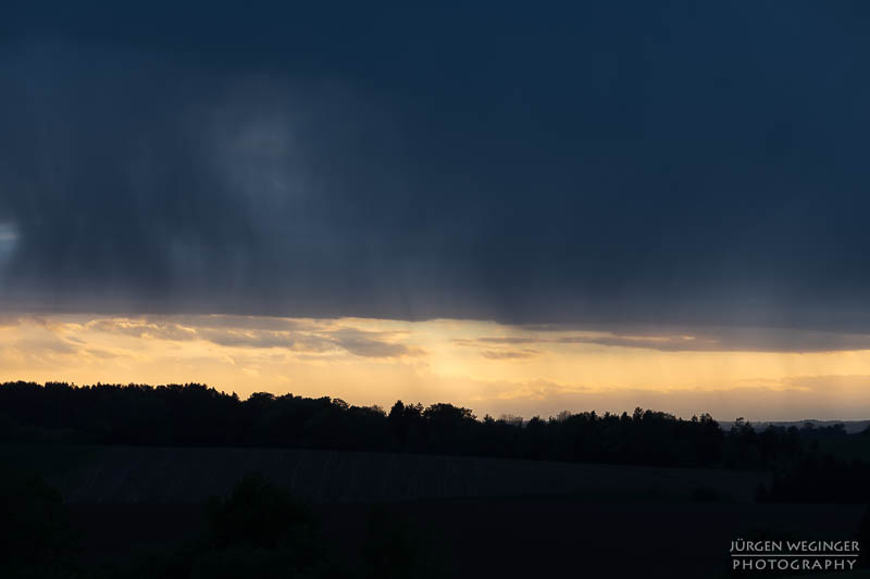 dramatischerhimmel, Wolkenzauber, Lichtdurchbruch, Naturfotografie, Wolkenkunst, Naturschauspiel, Himmelsspektakel, Lichtspiel, Wolkenbruch, Wolkengemälde, Wolkenmalerei, Himmelsmalerei, Wolkenzauber, lichtundschatten, Wolkenstimmung