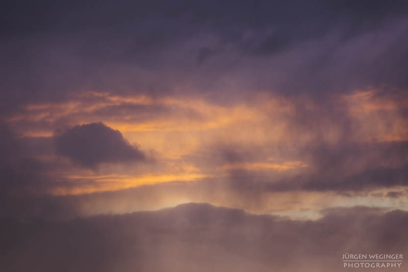 dramatischerhimmel, Wolkenzauber, Lichtdurchbruch, Naturfotografie, Wolkenkunst, Naturschauspiel, Himmelsspektakel, Lichtspiel, Wolkenbruch, Wolkengemälde, Wolkenmalerei, Himmelsmalerei, Wolkenzauber, lichtundschatten, Wolkenstimmung