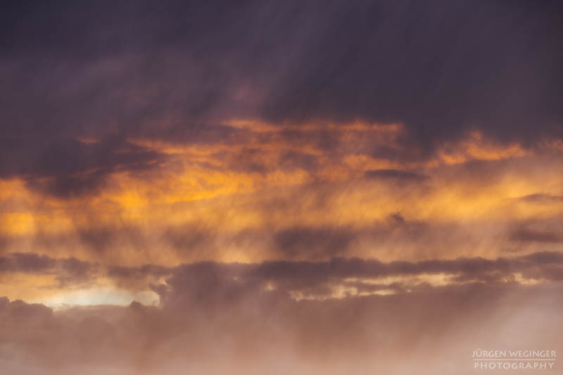 dramatischerhimmel, Wolkenzauber, Lichtdurchbruch, Naturfotografie, Wolkenkunst, Naturschauspiel, Himmelsspektakel, Lichtspiel, Wolkenbruch, Wolkengemälde, Wolkenmalerei, Himmelsmalerei, Wolkenzauber, lichtundschatten, Wolkenstimmung