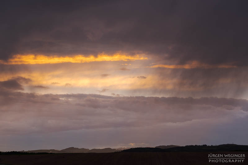 dramatischerhimmel, Wolkenzauber, Lichtdurchbruch, Naturfotografie, Wolkenkunst, Naturschauspiel, Himmelsspektakel, Lichtspiel, Wolkenbruch, Wolkengemälde, Wolkenmalerei, Himmelsmalerei, Wolkenzauber, lichtundschatten, Wolkenstimmung