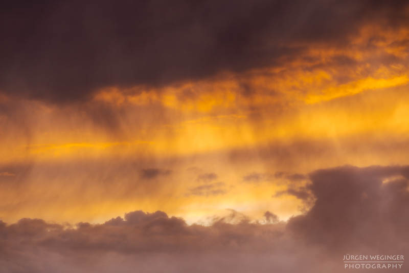 dramatischerhimmel, Wolkenzauber, Lichtdurchbruch, Naturfotografie, Wolkenkunst, Naturschauspiel, Himmelsspektakel, Lichtspiel, Wolkenbruch, Wolkengemälde, Wolkenmalerei, Himmelsmalerei, Wolkenzauber, lichtundschatten, Wolkenstimmung