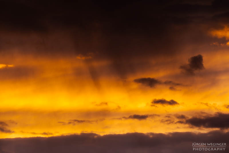 dramatischerhimmel, Wolkenzauber, Lichtdurchbruch, Naturfotografie, Wolkenkunst, Naturschauspiel, Himmelsspektakel, Lichtspiel, Wolkenbruch, Wolkengemälde, Wolkenmalerei, Himmelsmalerei, Wolkenzauber, lichtundschatten, Wolkenstimmung