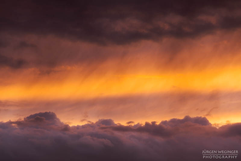 dramatischerhimmel, Wolkenzauber, Lichtdurchbruch, Naturfotografie, Wolkenkunst, Naturschauspiel, Himmelsspektakel, Lichtspiel, Wolkenbruch, Wolkengemälde, Wolkenmalerei, Himmelsmalerei, Wolkenzauber, lichtundschatten, Wolkenstimmung