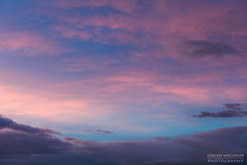 dramatischerhimmel, Wolkenzauber, Lichtdurchbruch, Naturfotografie, Wolkenkunst, Naturschauspiel, Himmelsspektakel, Lichtspiel, Wolkenbruch, Wolkengemälde, Wolkenmalerei, Himmelsmalerei, Wolkenzauber, lichtundschatten, Wolkenstimmung