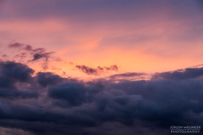 dramatischerhimmel, Wolkenzauber, Lichtdurchbruch, Naturfotografie, Wolkenkunst, Naturschauspiel, Himmelsspektakel, Lichtspiel, Wolkenbruch, Wolkengemälde, Wolkenmalerei, Himmelsmalerei, Wolkenzauber, lichtundschatten, Wolkenstimmung