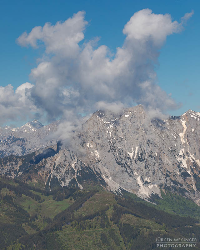 Gebirge mit Wolken