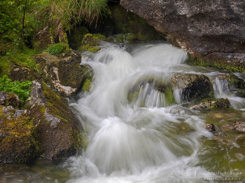 Kleiner Wasserfall zwischen Felsen