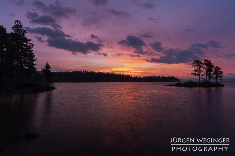 Ein Farbenprächtiger Sonnenaufgang an einem See in Schweden