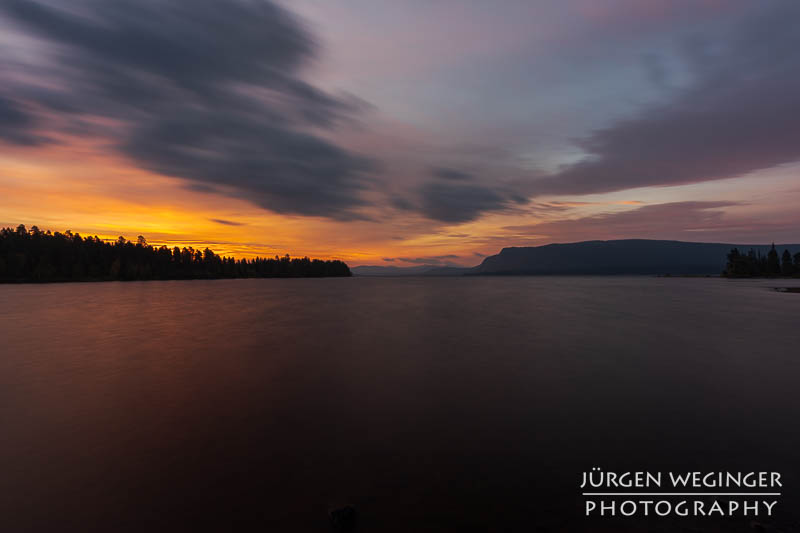 Ein Farbenprächtiger Sonnenaufgang an einem See in Schweden