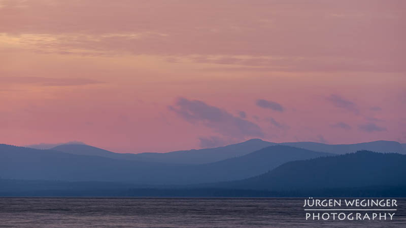 Ein Farbenprächtiger Sonnenaufgang an einem See in Schweden