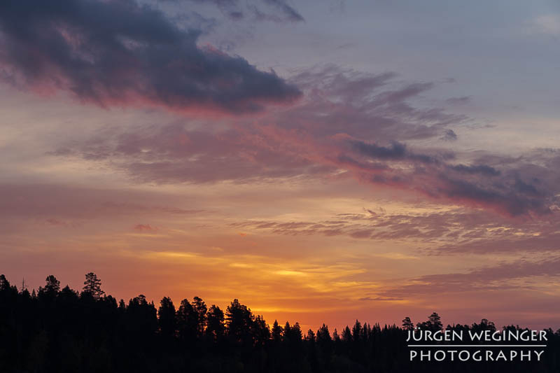 Ein Farbenprächtiger Sonnenaufgang an einem See in Schweden