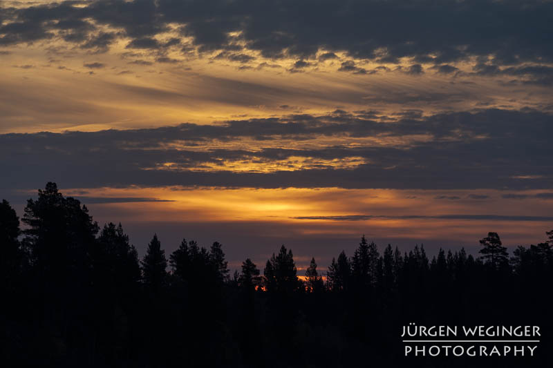 Ein Farbenprächtiger Sonnenaufgang an einem See in Schweden