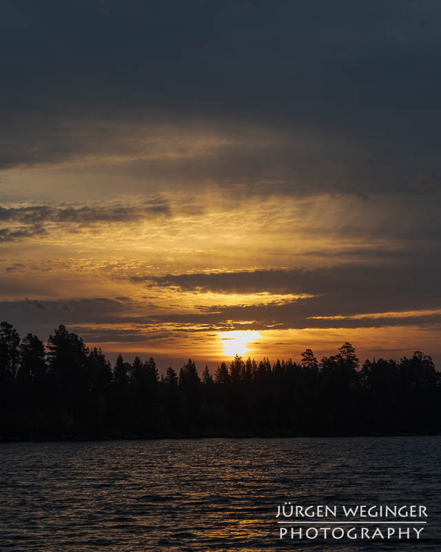 Ein Farbenprächtiger Sonnenaufgang an einem See in Schweden