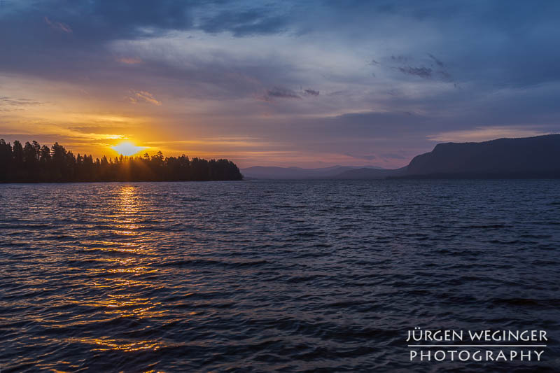 Ein Farbenprächtiger Sonnenaufgang an einem See in Schweden