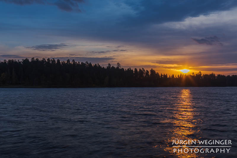 Ein Farbenprächtiger Sonnenaufgang an einem See in Schweden