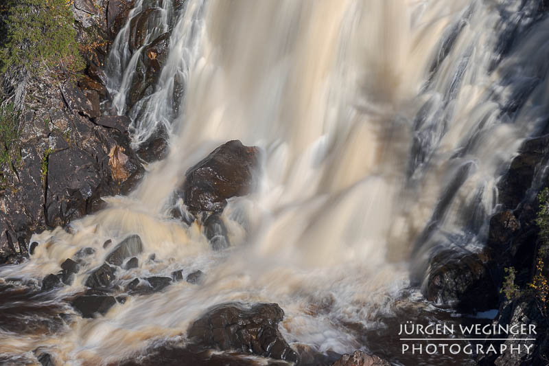 Wasserfall mit Felsen. Der Muddus Wasserfall in Schweden