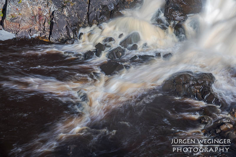 Wasserfall mit Felsen. Der Muddus Wasserfall in Schweden