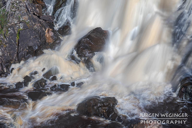 Wasserfall mit Felsen. Der Muddus Wasserfall in Schweden