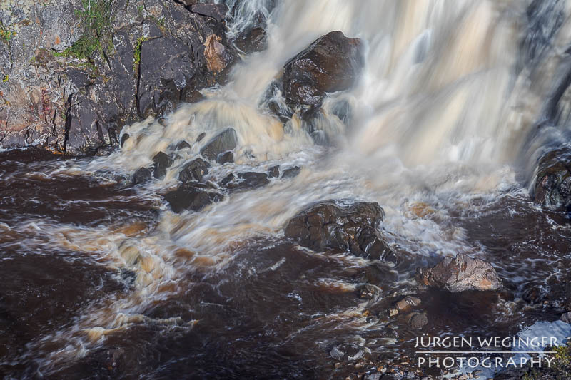 Wasserfall mit Felsen. Der Muddus Wasserfall in Schweden