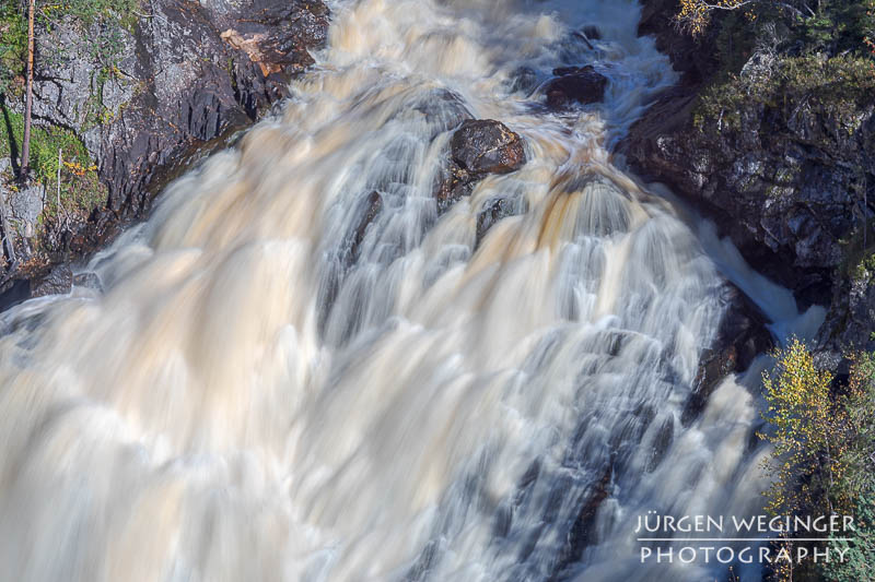 Der Muddus Wasserfall im Sonnenlicht. Langzeitbelichtung