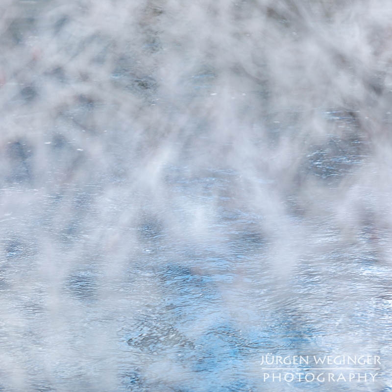 Frostüberzogene Äste im Gegenlicht. Winter in Admont, Steiermark